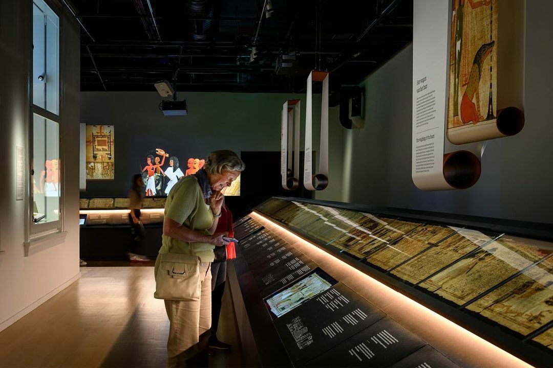 Image for In de zomer van 2022 was in de tentoonstelling ‘Papyrus van Qenna’ het kleurrijke manuscript als één doorlopend geheel te zien. Daarbij hebben we met levendige animaties zes belangrijke spreuken uit het dodenboek opgehelderd.