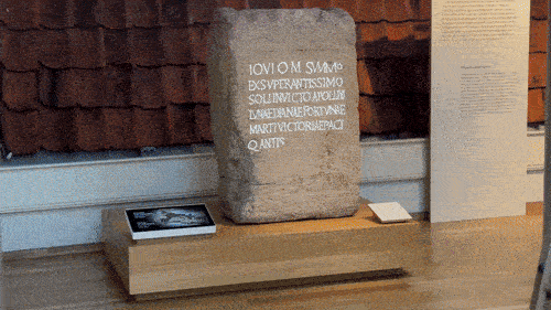 Image for In het Rijksmuseum van Oudheden hebben we het altaar van de Romeinse generaal Quintus Antistius Adventus op een nieuwe manier belicht.