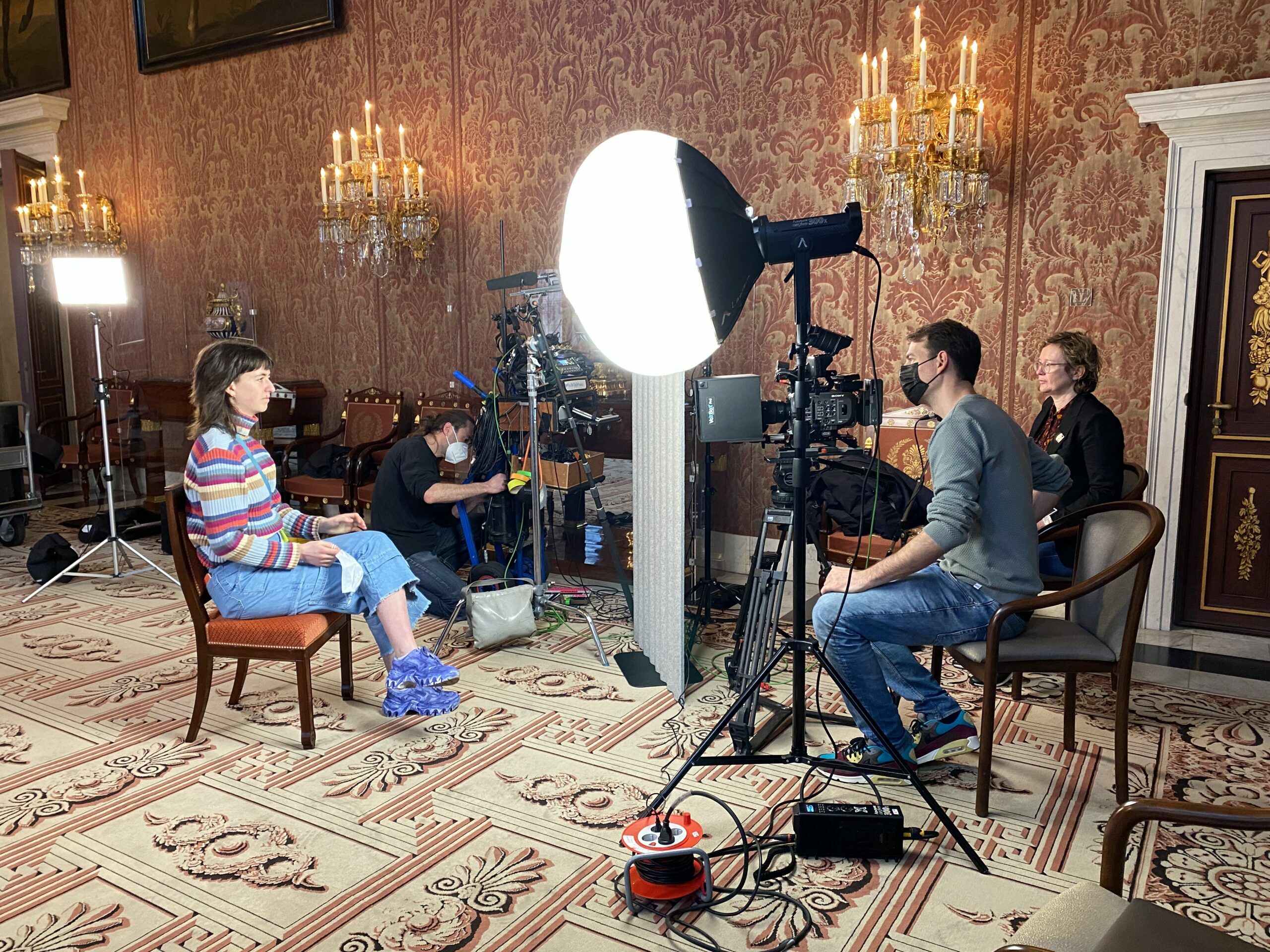 Image for Stagiaire Eline mag even proefzitten om de camerapositie te bepalen