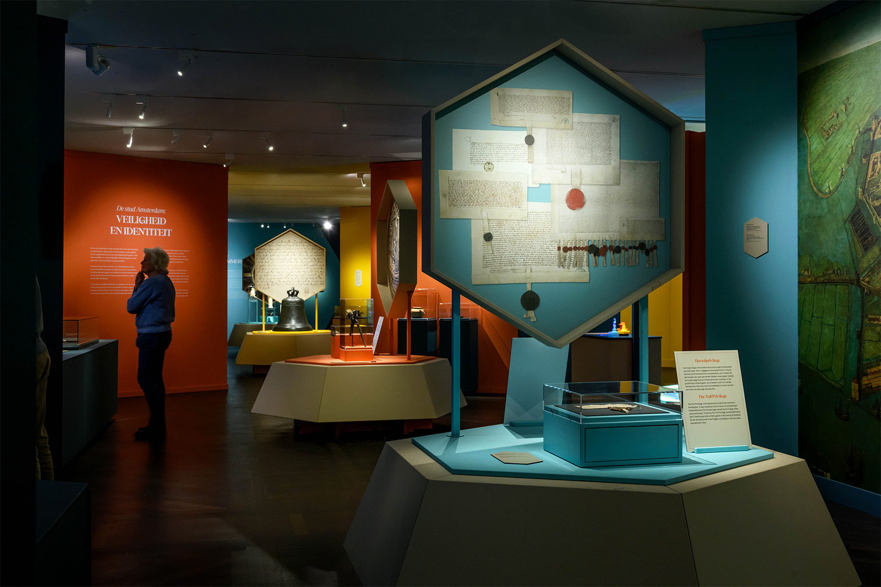 Image for In Stadsarchief Amsterdam is de tentoonstelling 'De geboorte van een stad' nu te bezoeken: een kleurrijke tentoonstelling over de middeleeuwen aan de hand van documenten en archeologische vondsten.