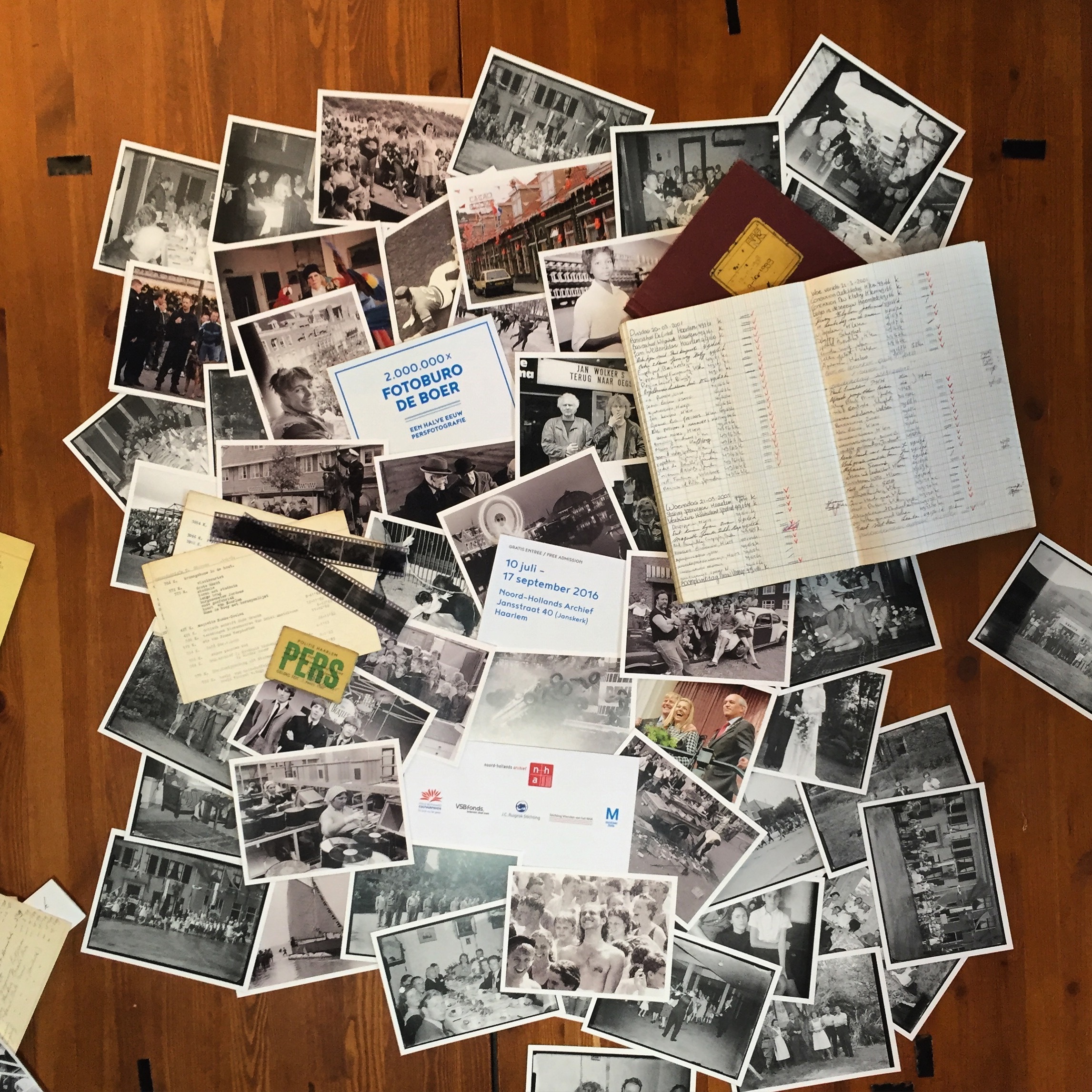 Image for We fotograferen de poster voor de fototentoonstelling.