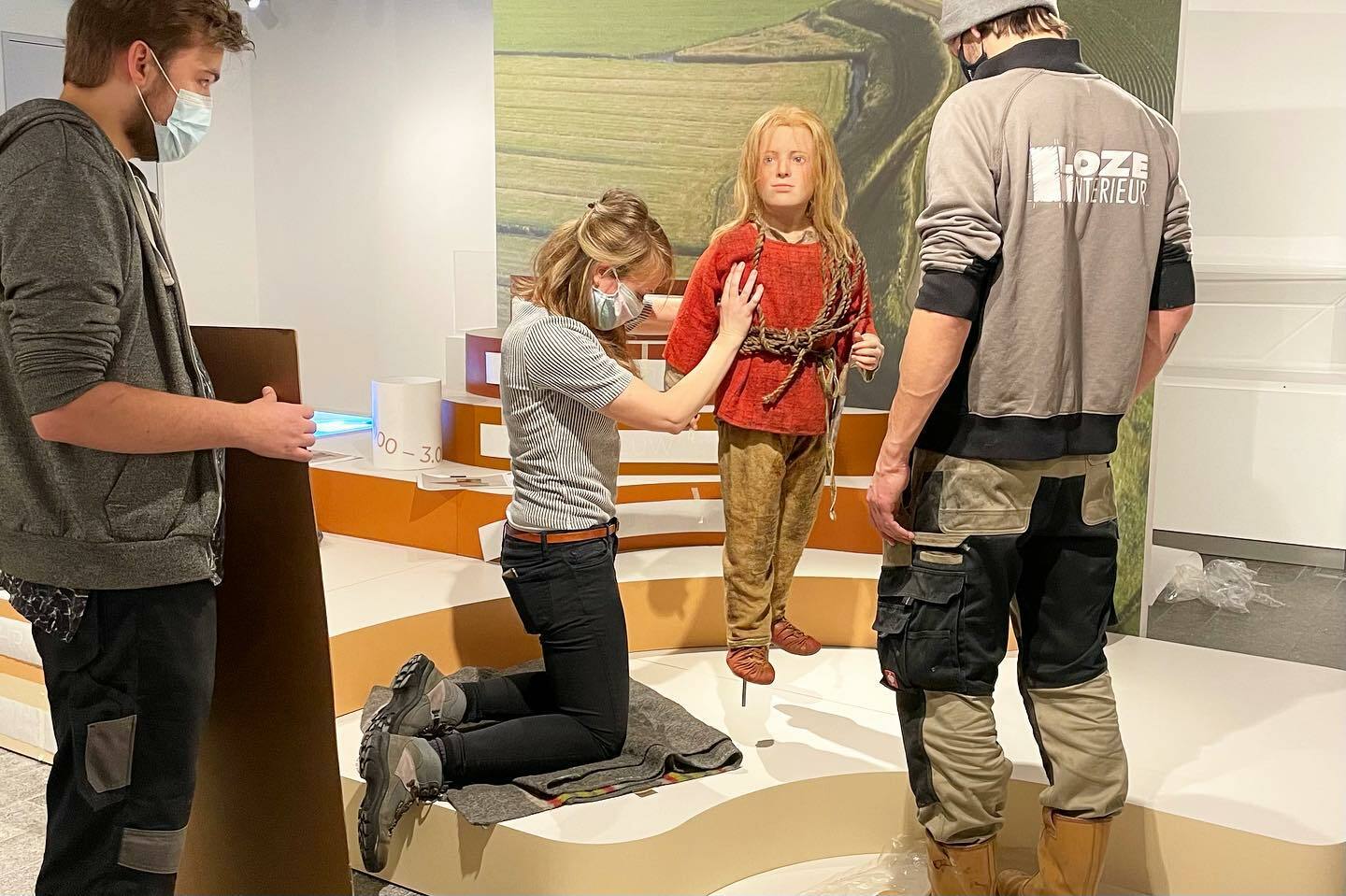 Image for In @huis_van_hilde in Castricum zijn we begonnen aan de bouw van Leven in Lagen. Een tentoonstelling over de aardkundige totstandkoming van de provincie Noord-Holland. Het prehistorische kind Aak heet je vanaf zijn eigen tijdlaag welkom. #exhibitiondesign