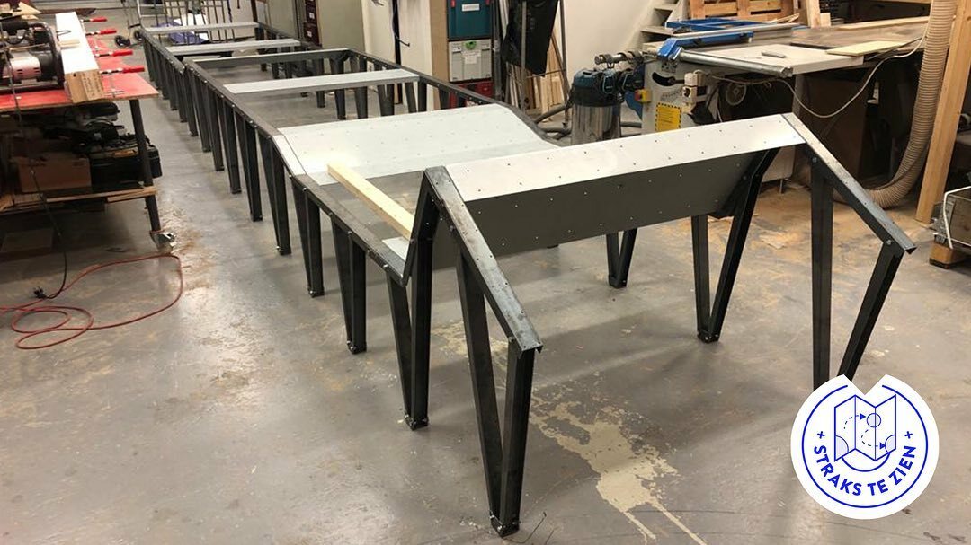 Image for Centraal in de &#39;Naarden en de Waterlinies&#39; tentoonstelling staat straks een prachtig tafelmeubel dat als basis gaat dienen voor het verhaal. Gebouwd door Wouter en Jair van The Exhibitionists.