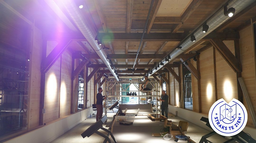 Image for De bouw van de nieuwe tentoonstelling &#39;Naarden en de Waterlinies&#39; en VVV Naarden schiet al lekker op. De verlichting hangt en de eerste techniek is ingebouwd. Met dank aan Bastard Orange Lightning Design en EAVS.