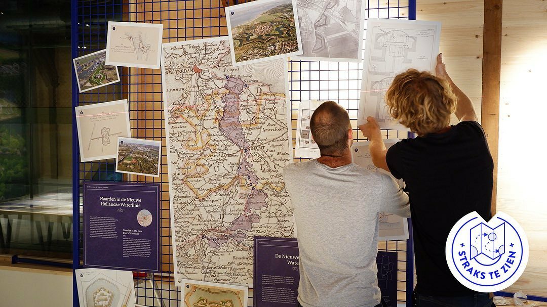 Image for De bouw en installatie van &#039;Naarden en de Waterlinies&#039; in de compleet nieuwe Gele Loods in Naarden is nu echt op gang. Exhibits worden geïnstalleerd en getest, de prints gaan tegen de muur en het geluid wordt afgemixt.