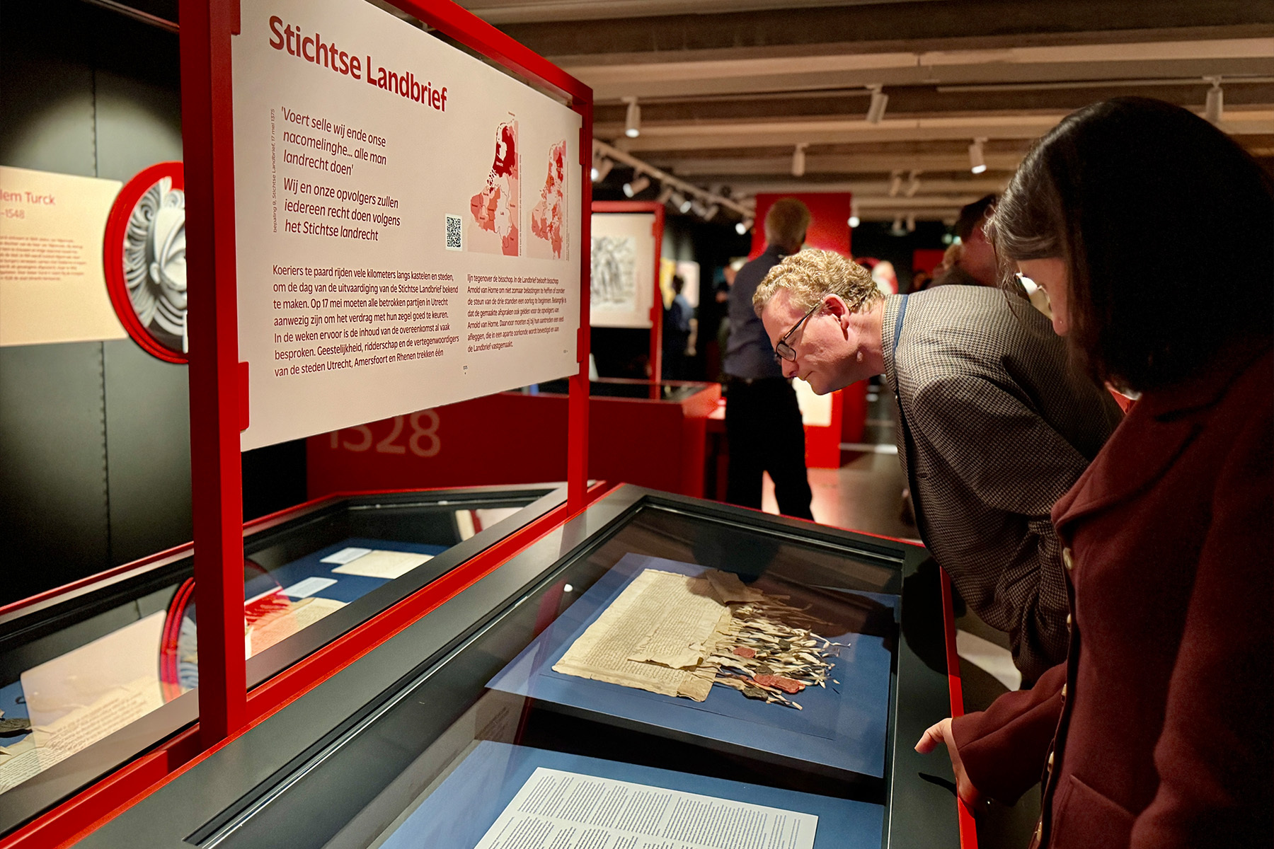 Image for De tentoonstelling 'Voor het kiezen' is nu te zien in het Utrechts Archief. Een interactieve reis langs eeuwenoude documenten laat bezoekers ontdekken hoe stemrecht zich door de eeuwen heen ontwikkelde.