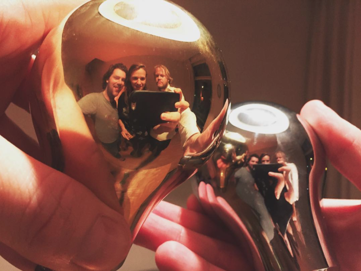 Image for HOPPA! Gouden én zilveren #adcn lamp voor @postnl valentijnscommercial #nietplakkenmaarkussen