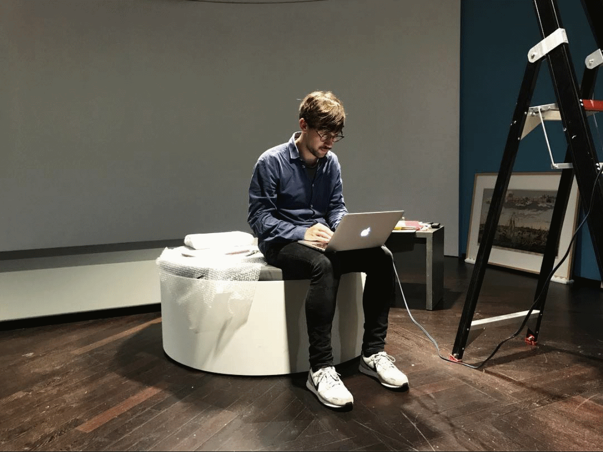 Image for Componist Matthijs aan het werk op locatie voor de muziek van de Stadsarchief animatie